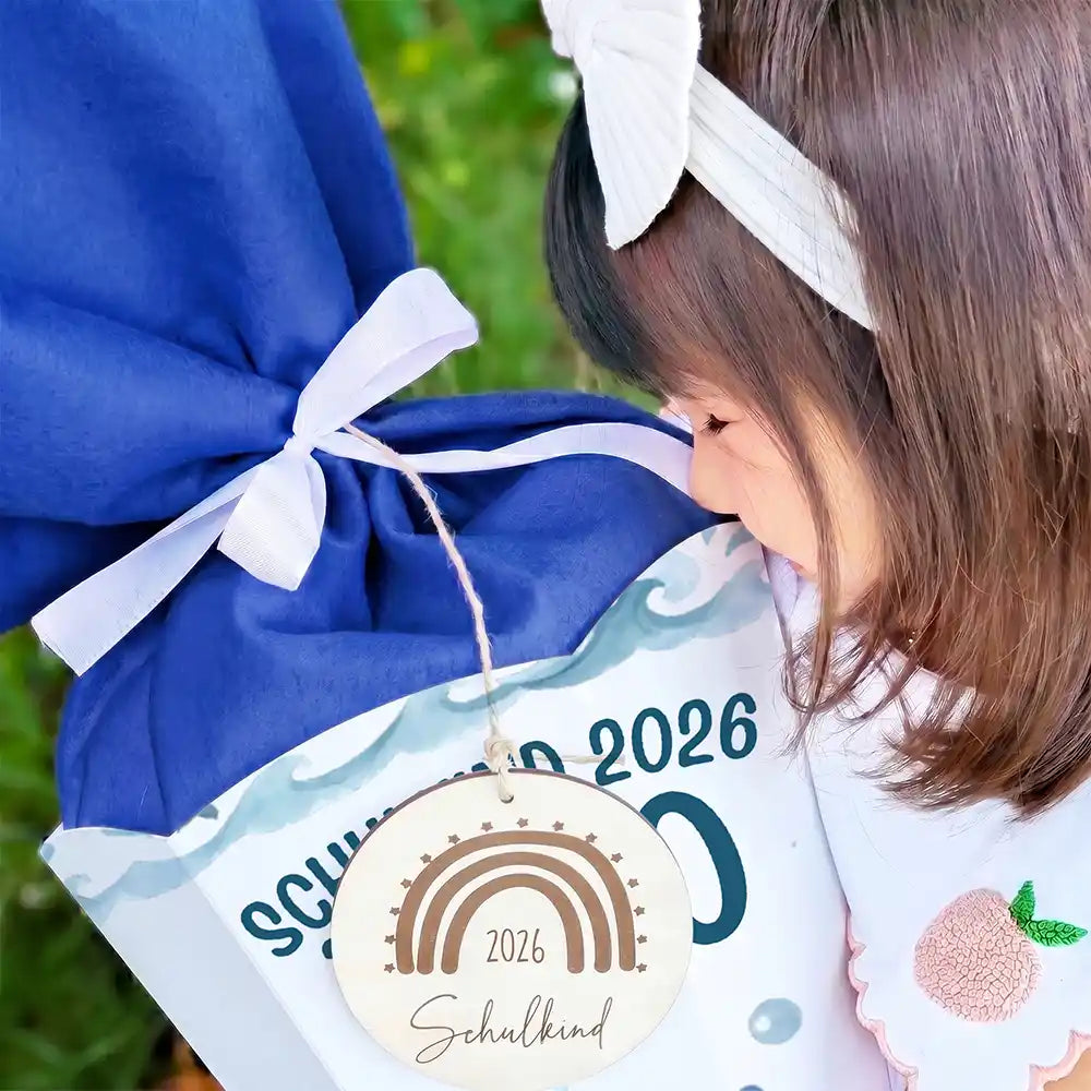 Schultüte personalisiert mit Name Wal & Narwal – Schleifen-Detail mit Filz und Holzanhänger