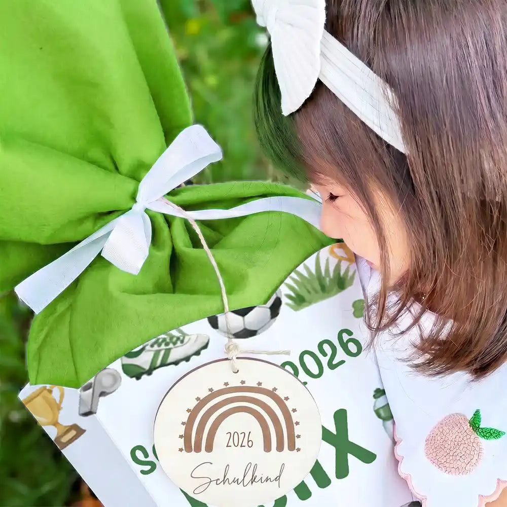 Schultüte personalisiert mit Name Fußballer Trikot – Schleifen-Detail mit Filz und Holzanhänger