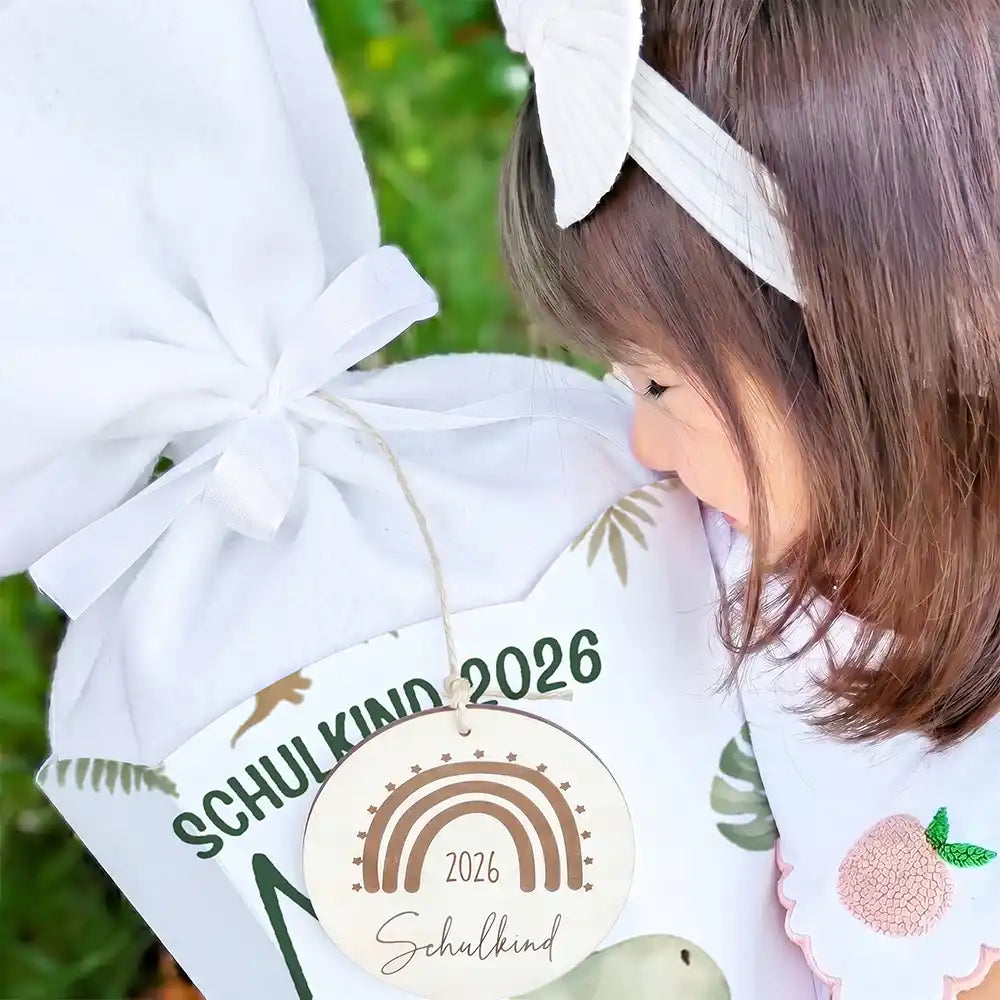 Schultüte personalisiert mit Name T-Rex Dinosaurier – Schleifen-Detail mit Filz und Holzanhänger