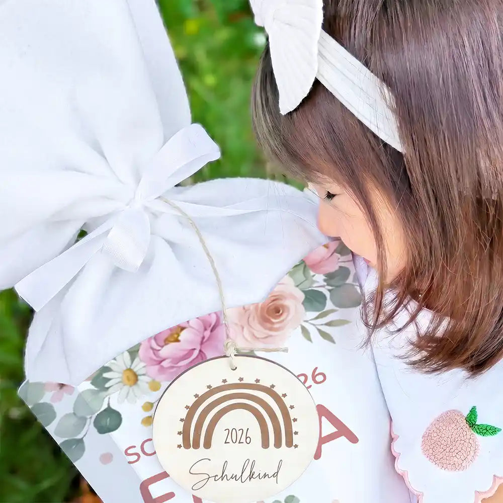 Schultüte personalisiert mit Name Pony mit Blumen – Schleifen-Detail mit Filz und Holzanhänger