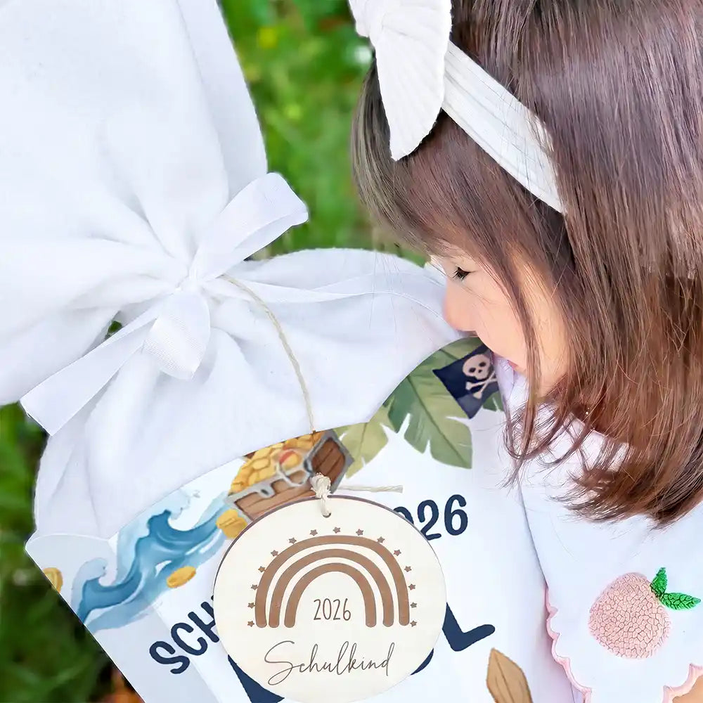 Schultüte personalisiert mit Name Pirat mit Schatz – Schleifen-Detail mit Filz und Holzanhänger