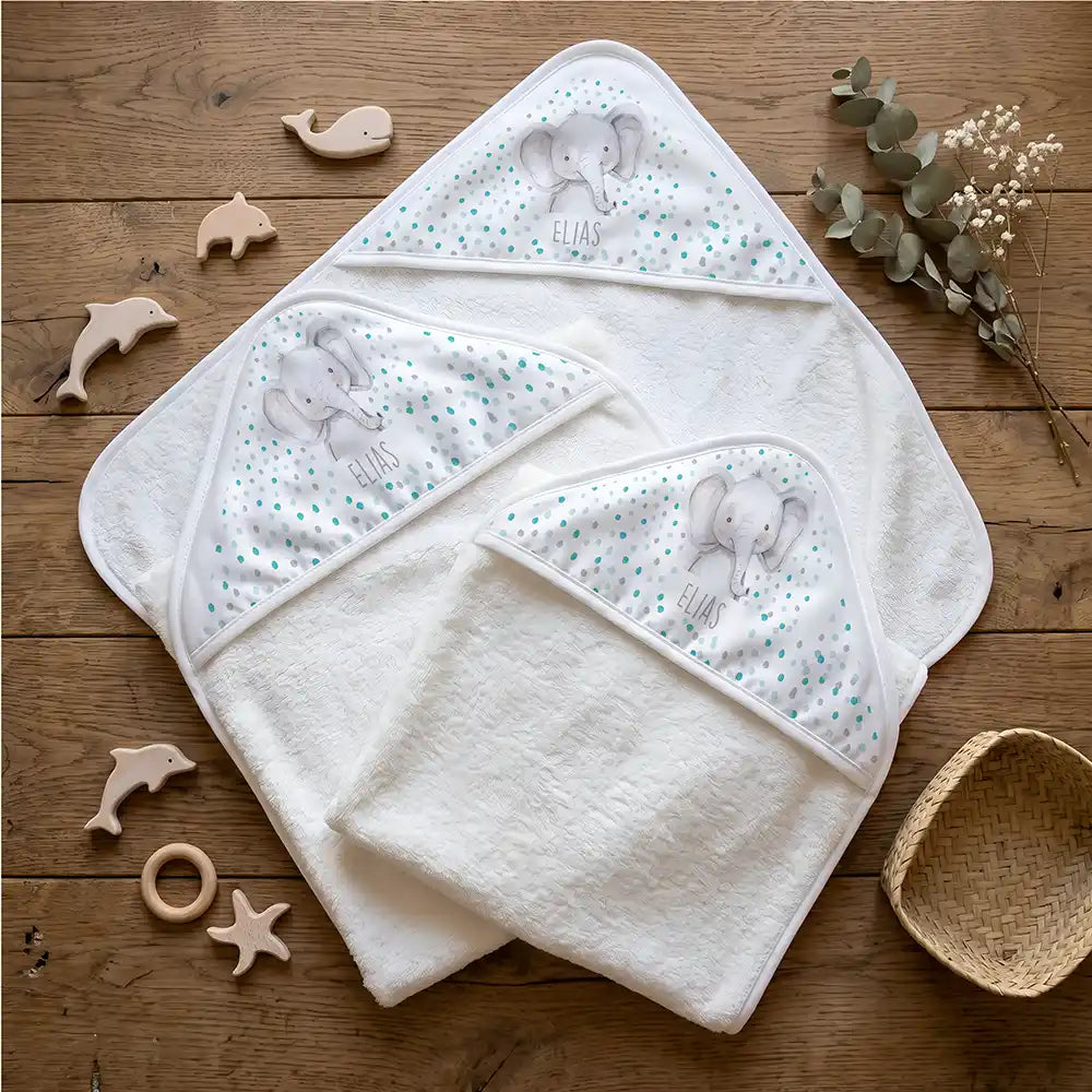 Personalisiertes Kapuzenhandtuch Baby Elefant Konfetti â Flatlay mit Eukalyptus und BeiĂring