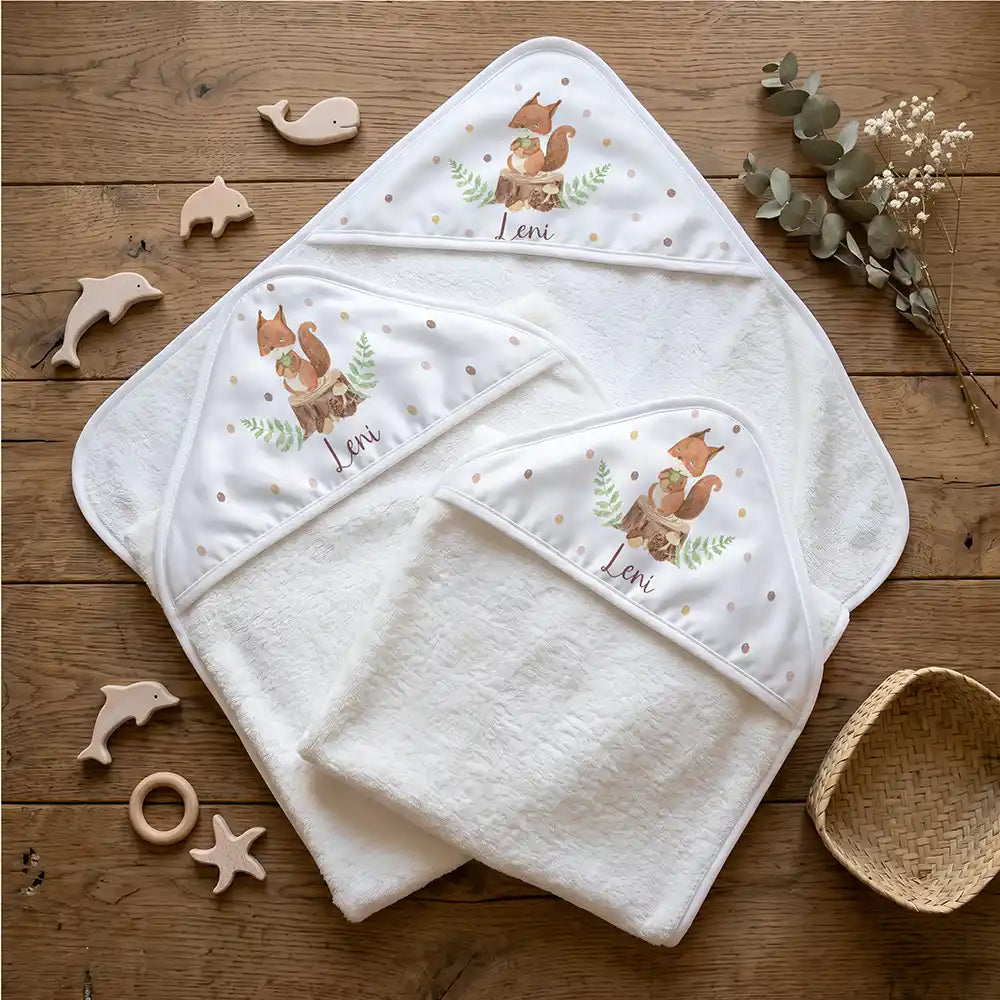 Personalisiertes Kapuzenhandtuch Baby Eichhörnchen Eichel – Flatlay mit Eukalyptus und Beißring