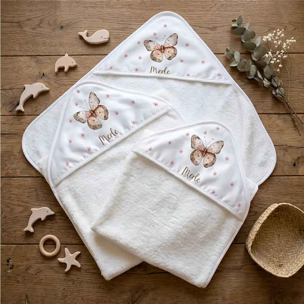 Personalisiertes Kapuzenhandtuch Baby Schmetterling Boho – Flatlay mit Eukalyptus und Beißring