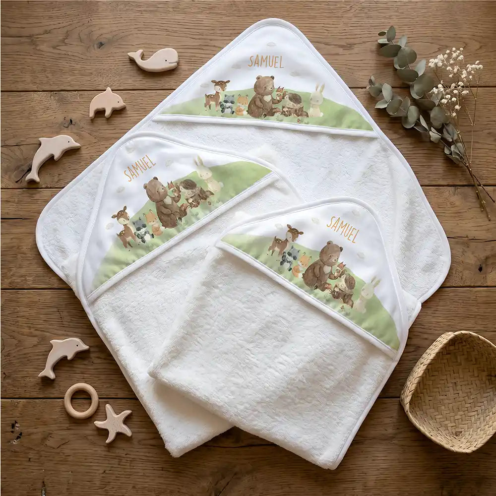 Personalisiertes Kapuzenhandtuch Baby Waldfreunde Hügel – Flatlay mit Eukalyptus und Beißring