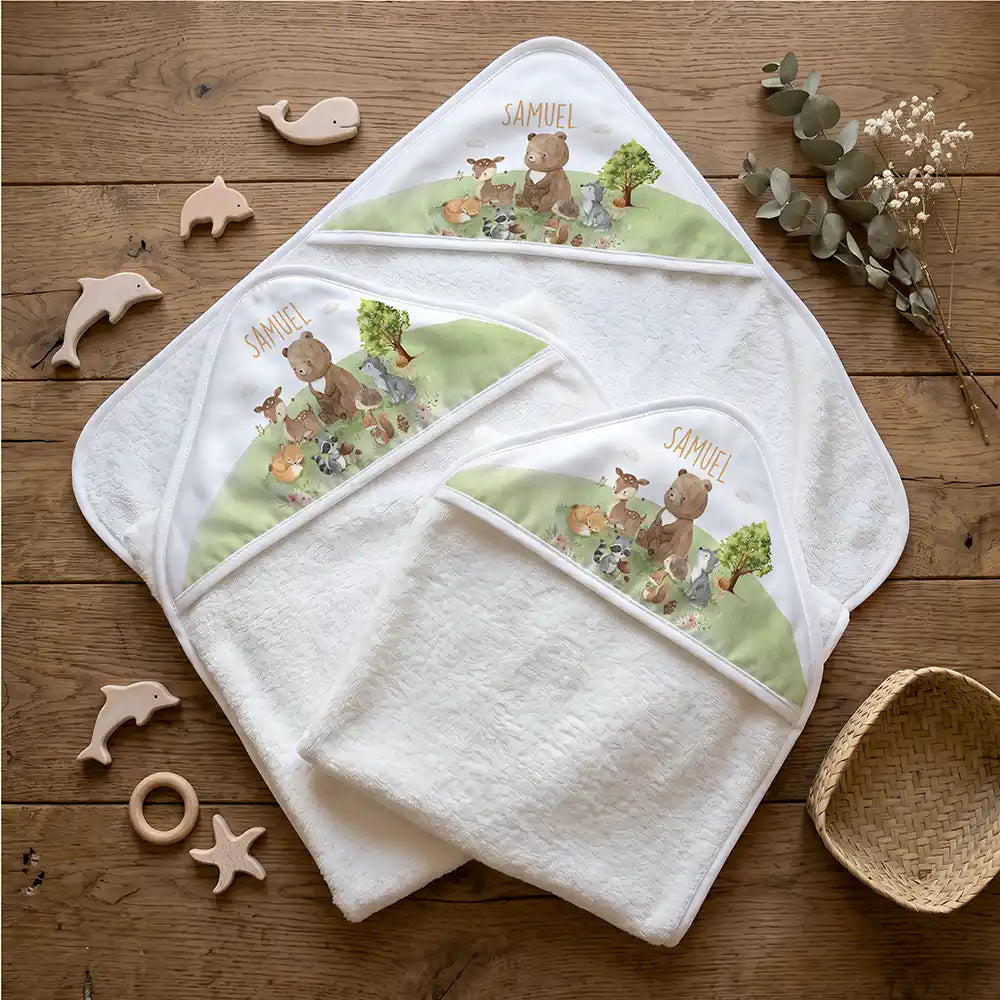 Personalisiertes Kapuzenhandtuch Baby Waldparade â Flatlay mit Eukalyptus und BeiĂring