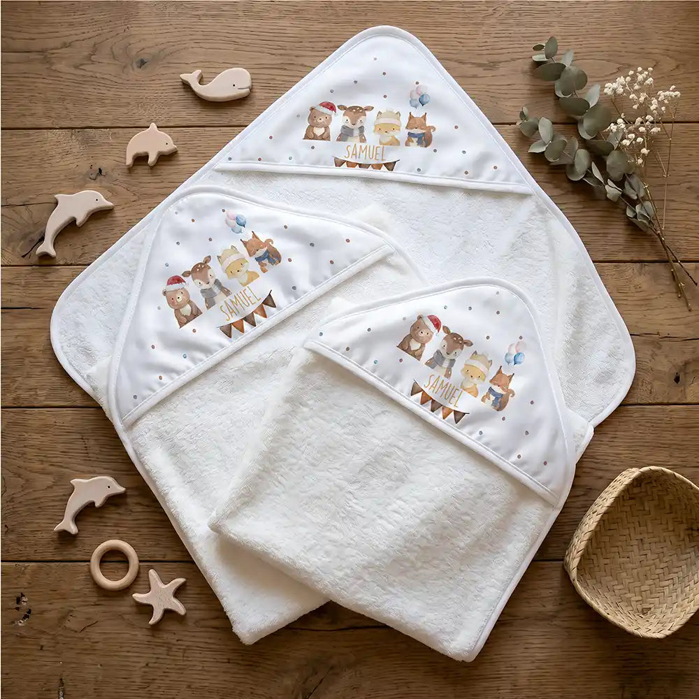 Personalisiertes Kapuzenhandtuch Baby Winter Waldfreunde â Flatlay mit Eukalyptus und BeiĂring