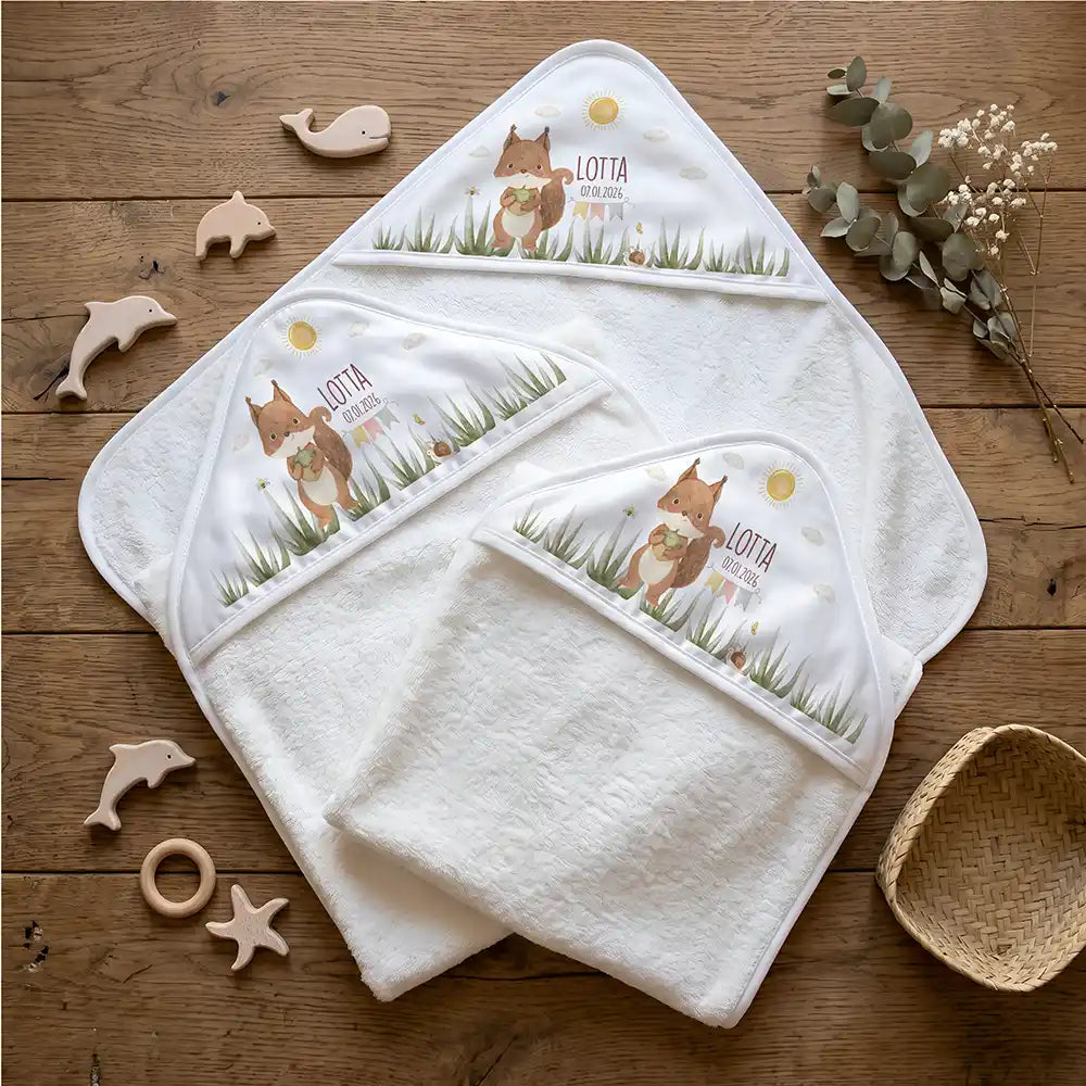 Personalisiertes Kapuzenhandtuch Baby Eichhörnchen Geburt – Flatlay mit Eukalyptus und Beißring