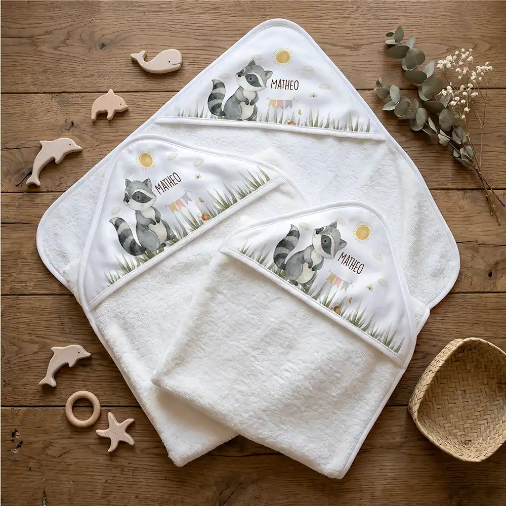 Personalisiertes Kapuzenhandtuch Baby WaschbĂ€r Wiese â Flatlay mit Eukalyptus und BeiĂring