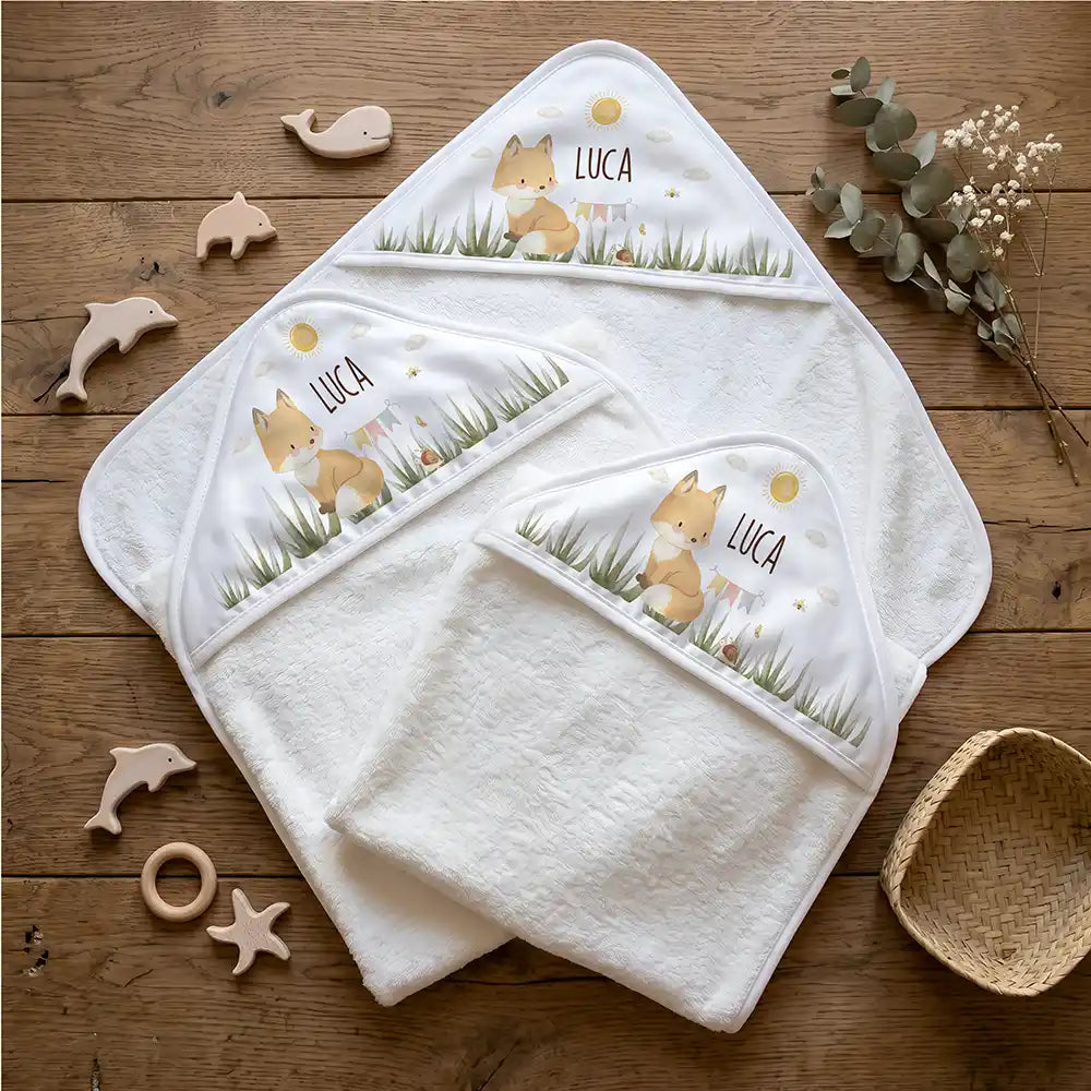 Personalisiertes Kapuzenhandtuch Baby Fuchs Wiese â Flatlay mit Eukalyptus und BeiĂring