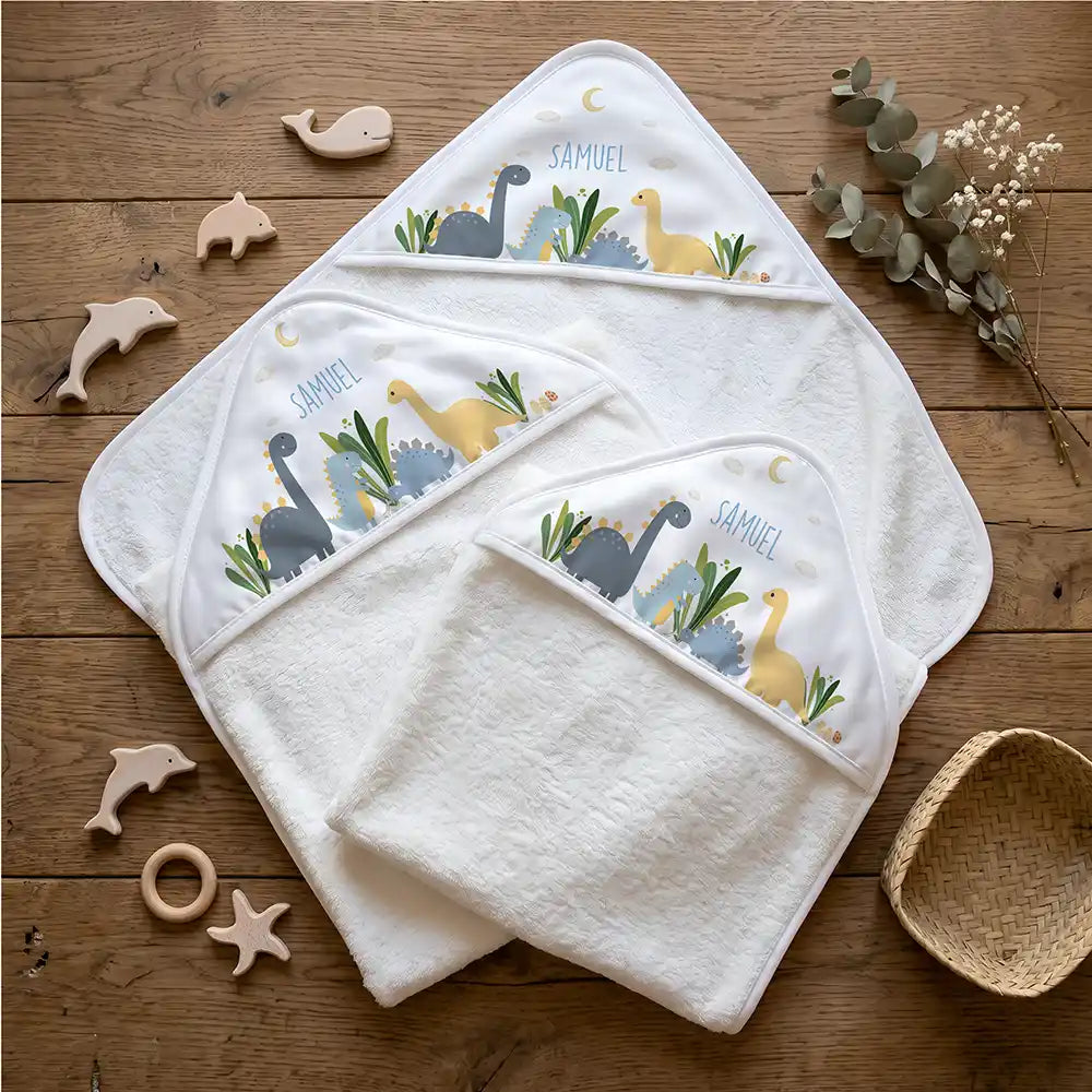 Personalisiertes Kapuzenhandtuch Baby Dinosaurier Mond â Flatlay mit Eukalyptus und BeiĂring