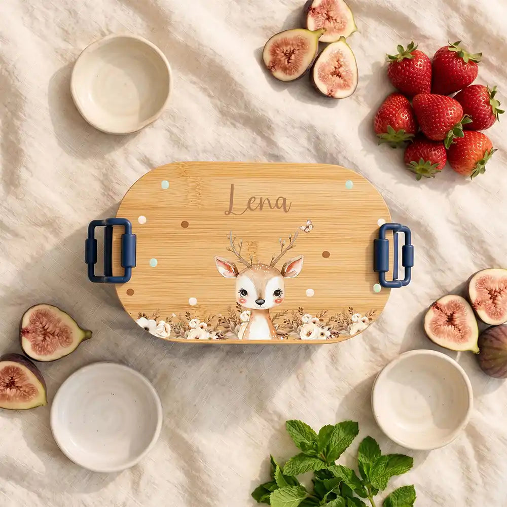 Brotdose Kinder personalisiert Rehkitz Boho, Hauptbild navy in der Kita mit Wunschname