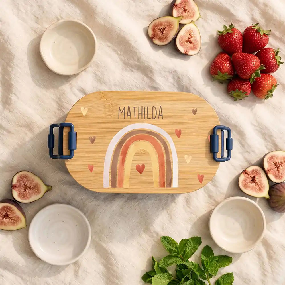 Brotdose Kinder personalisiert Boho Regenbogen, Hauptbild navy in der Kita mit Wunschname