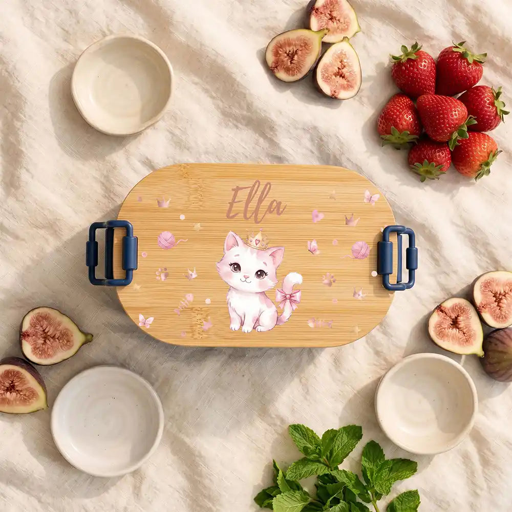 Brotdose Kinder personalisiert Katze mit Krone, Hauptbild navy in der Kita mit Wunschname
