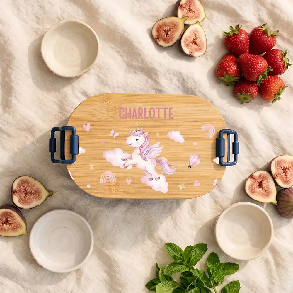 Brotdose Kinder personalisiert Einhorn Wolken, Hauptbild navy in der Kita mit Wunschname