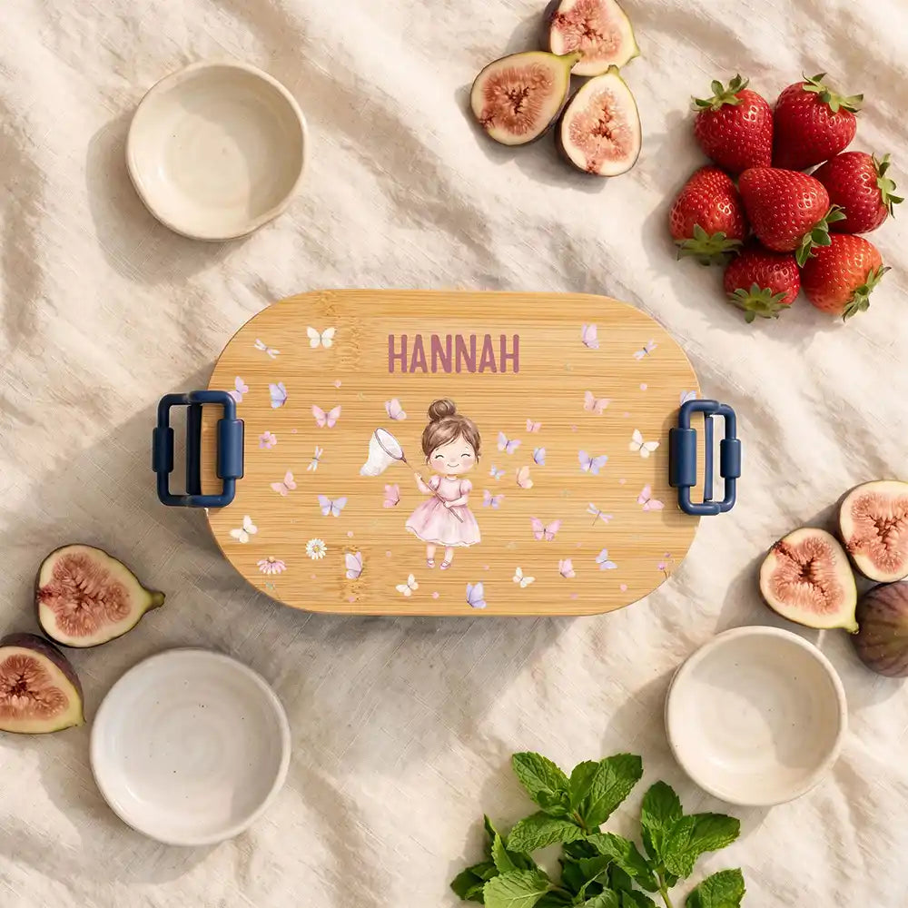 Brotdose Kinder personalisiert Mädchen Schmetterlinge, Hauptbild navy in der Kita mit Wunschname
