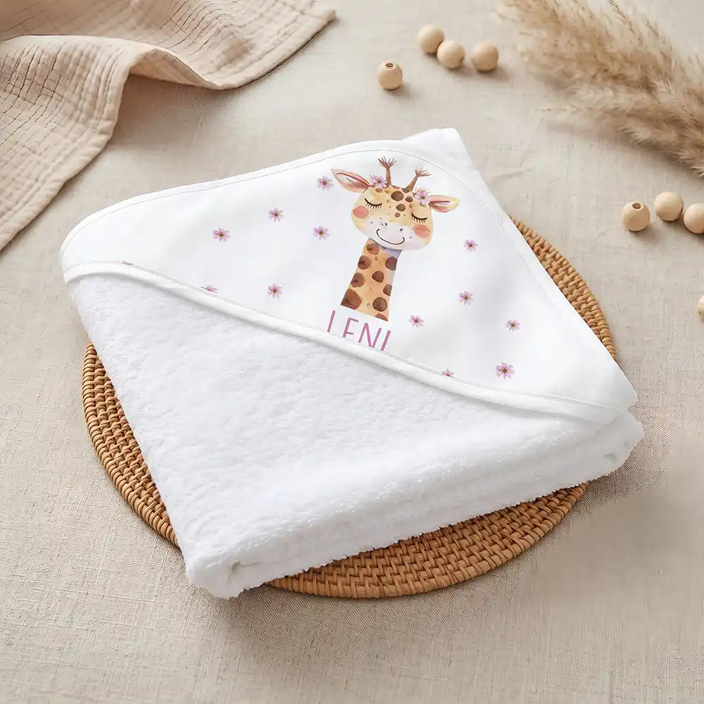 Kidsmood Familienbetrieb Hamburg – Personalisiertes Kapuzenhandtuch Baby Giraffe Blüten