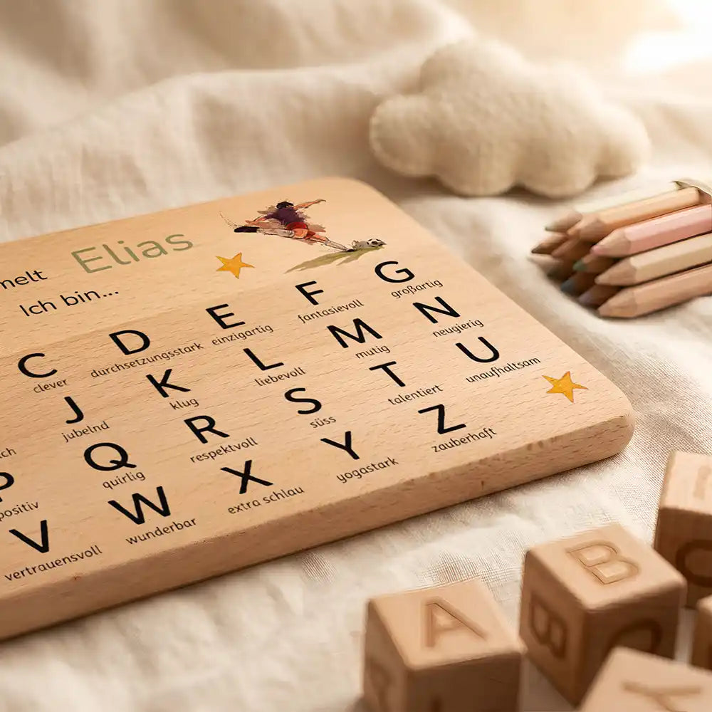 ABC Brettchen Kinder personalisiert Fußball Adler – Buchstaben-Würfel Nahaufnahme