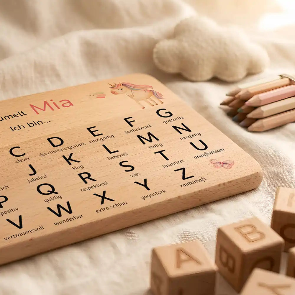 ABC Brettchen Kinder personalisiert Einhorn mit Musiknoten – Buchstaben-Würfel Nahaufnahme
