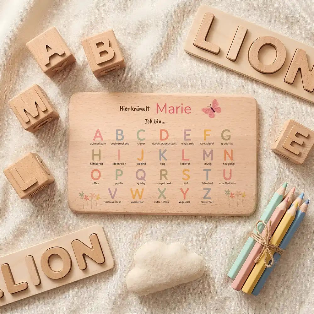 ABC Brettchen Kinder personalisiert Schmetterling pastell – Topdown Lifestyle mit Buchstaben-Würfeln