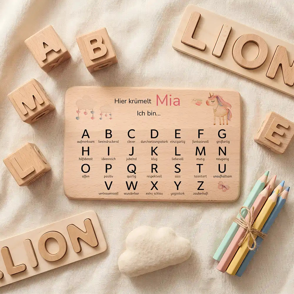 ABC Brettchen Kinder personalisiert Einhorn mit Musiknoten – Topdown Lifestyle mit Buchstaben-Würfeln