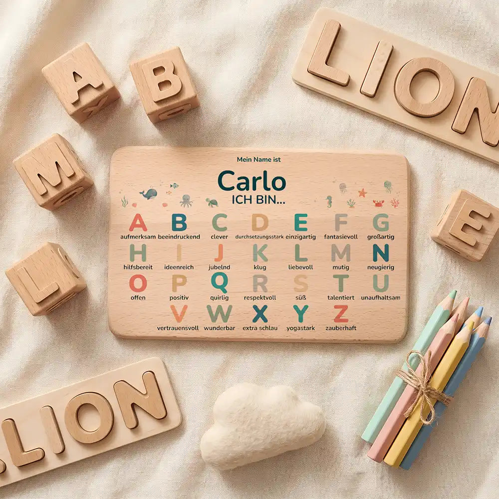 ABC Brettchen Kinder personalisiert Safari Tiere – Topdown Lifestyle mit Buchstaben-Würfeln