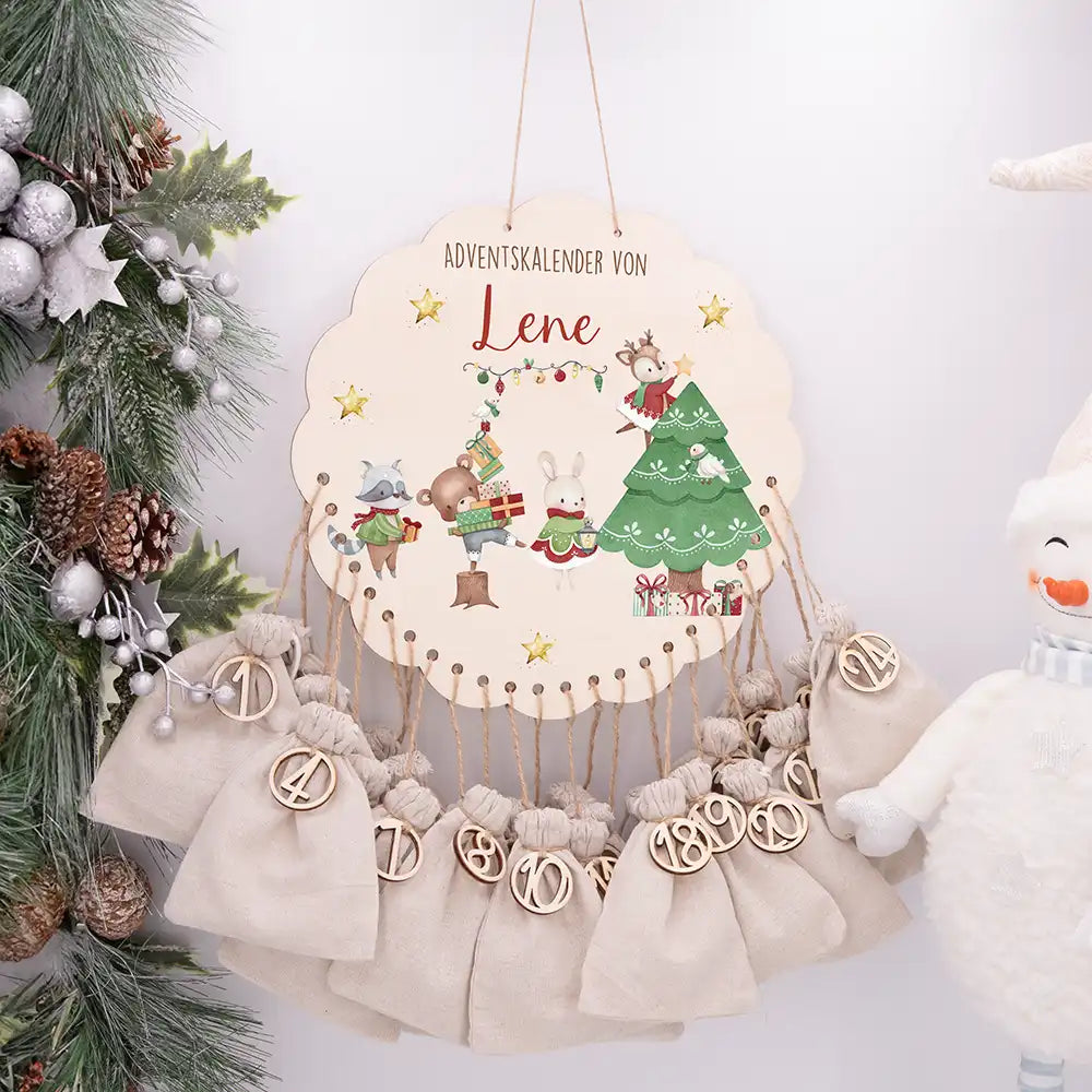 Personalisierter runder Adventskalender Kinder aus Holz - Festliche Waldszene