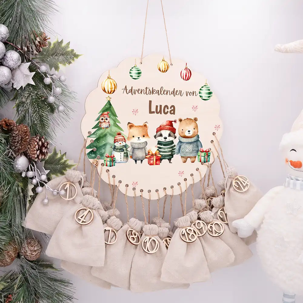 Personalisierter runder Adventskalender Kinder aus Holz - Waldtiere mit Weihnachtsmützen