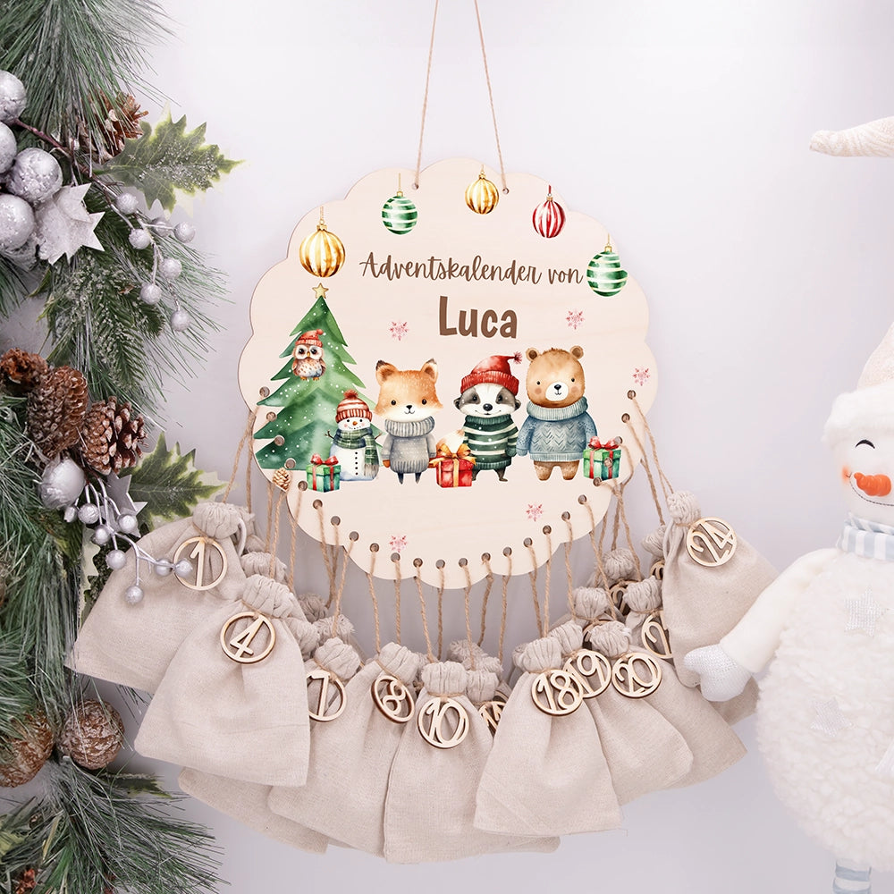 Personalisierter runder Adventskalender Kinder aus Holz - Waldtiere mit Weihnachtsmützen