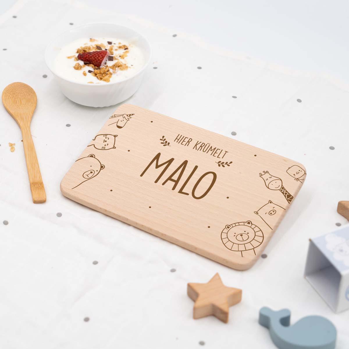 engraved breakfast board with tierfamilie and custom name