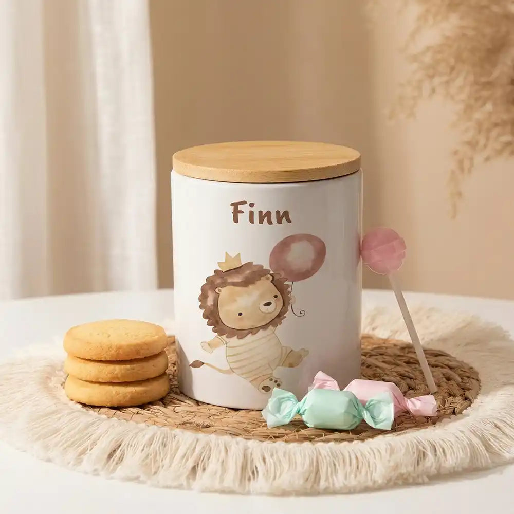 Personalisierte Keksdose Löwe Geburtstag aus Keramik mit Bambusdeckel - Wunschname - kidsmuod.com