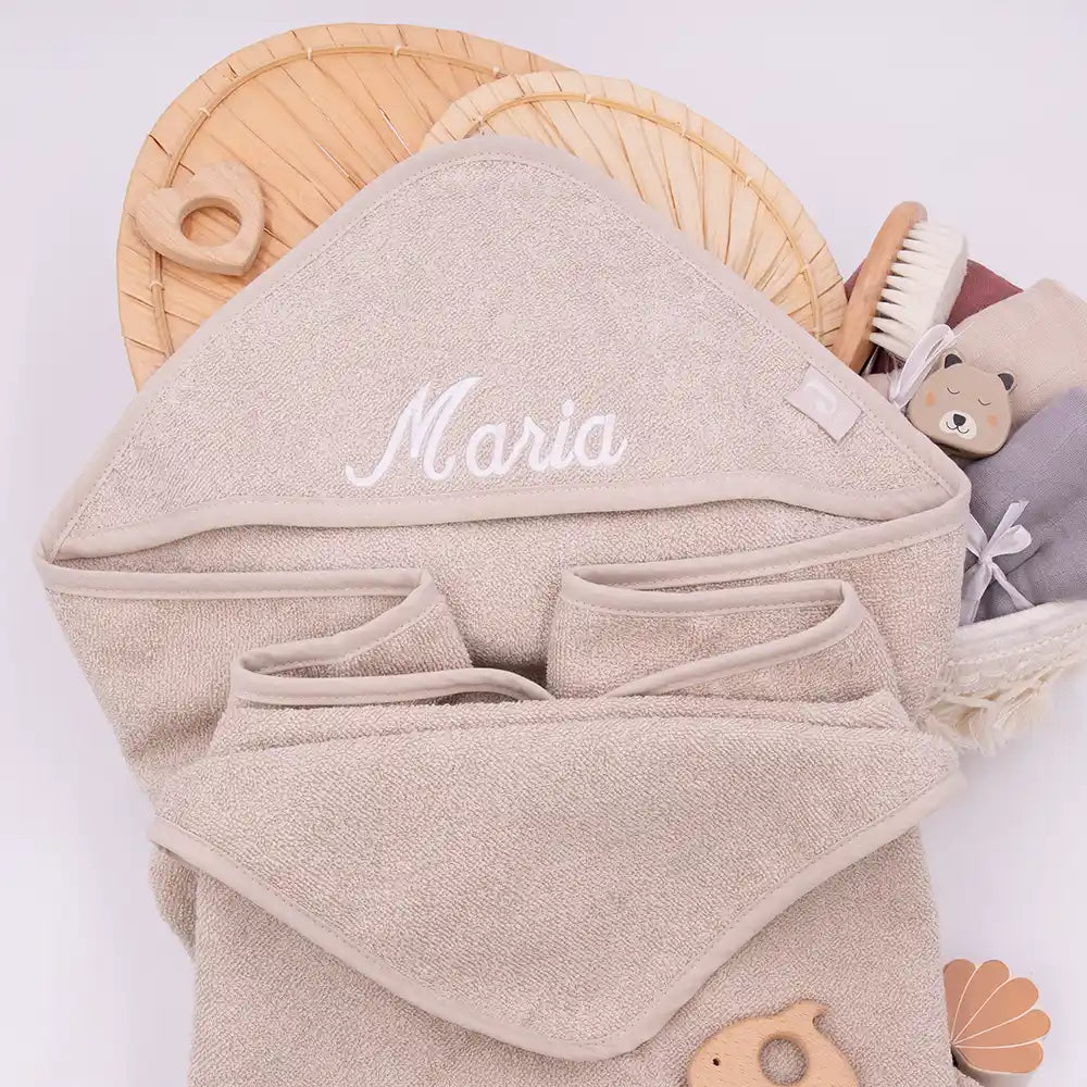 Kapuzenhandtuch Baby personalisiert Nougat, weiches Frottee mit Namen Maria und Kapuze für Badestunden