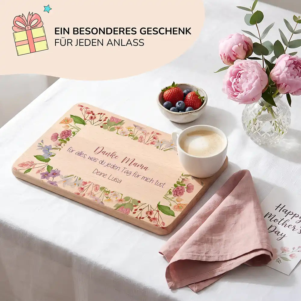 Personalisiertes Frühstücksbrettchen Muttertag Danke Mama Blütenrahmen – Lifestyle-Szene zum Muttertag