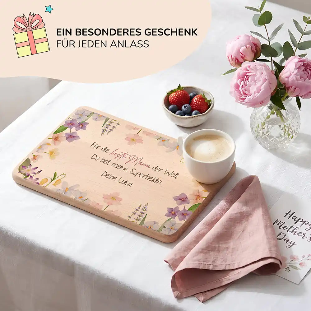 Personalisiertes Frühstücksbrettchen Muttertag Beste Mama Blütenstreuung – Lifestyle-Szene zum Muttertag