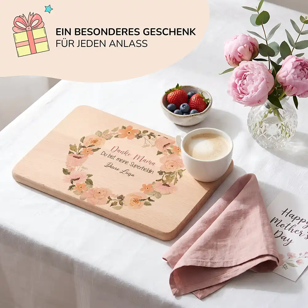 Personalisiertes Frühstücksbrettchen Muttertag Danke Mama Rosenkranz – Lifestyle-Szene zum Muttertag