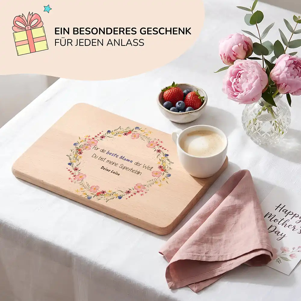 Personalisiertes Frühstücksbrettchen Muttertag Wildblumenkranz Beste Mama Reload – Lifestyle-Szene zum Muttertag