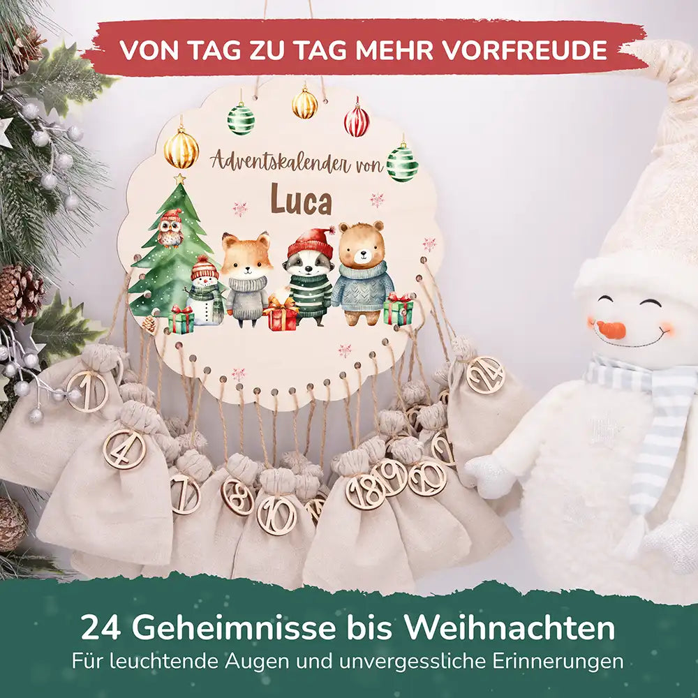 Personalisierter runder Adventskalender Kinder aus Holz - Waldtiere mit Weihnachtsmützen
