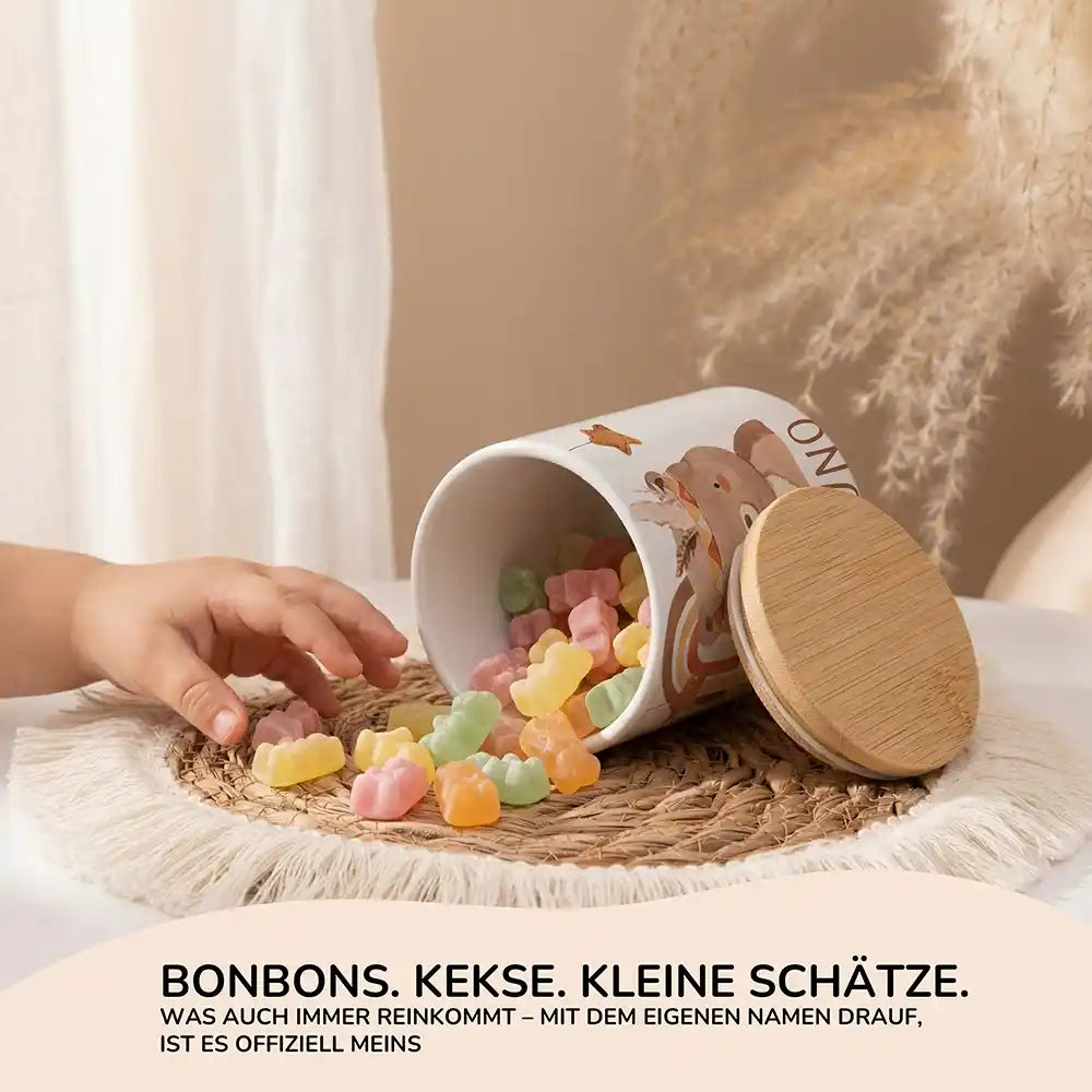 Personalisierte Keksdose Boho-BĂ€r - Seitenansicht mit Bambusdeckel