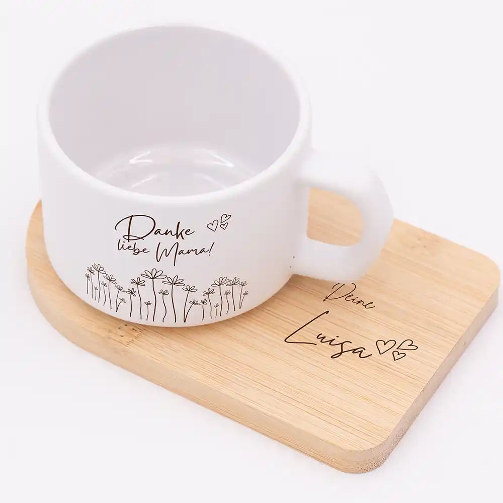 Muttertagsgeschenk Keramikbecher Danke liebe Mama Blumenwiese – matter Keramikbecher personalisiert mit Bambus-Untersetzer Gravur