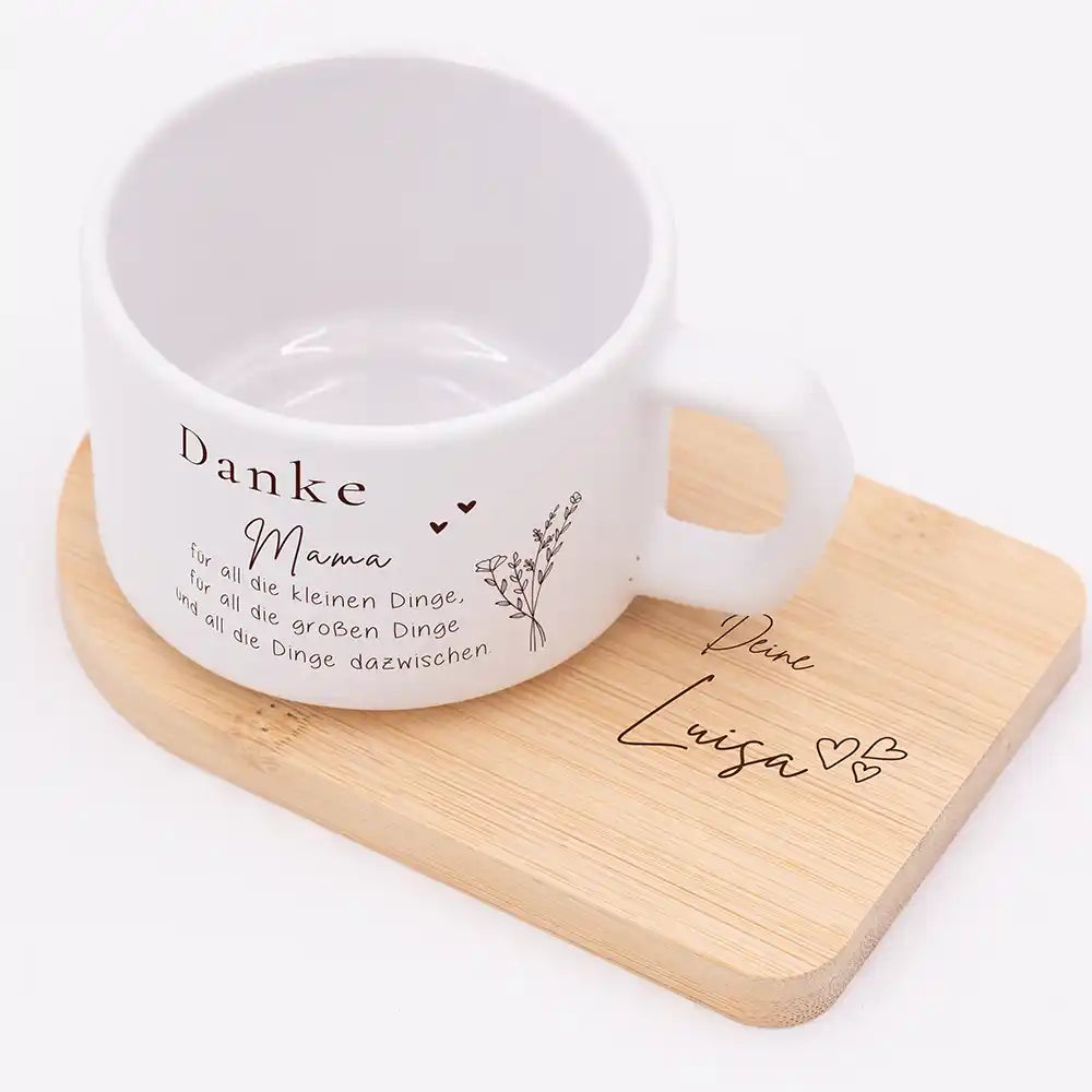 Muttertagsgeschenk Keramikbecher Danke Mama mit Wildblumenstrauß – matter Keramikbecher personalisiert mit Bambus-Untersetzer Gravur