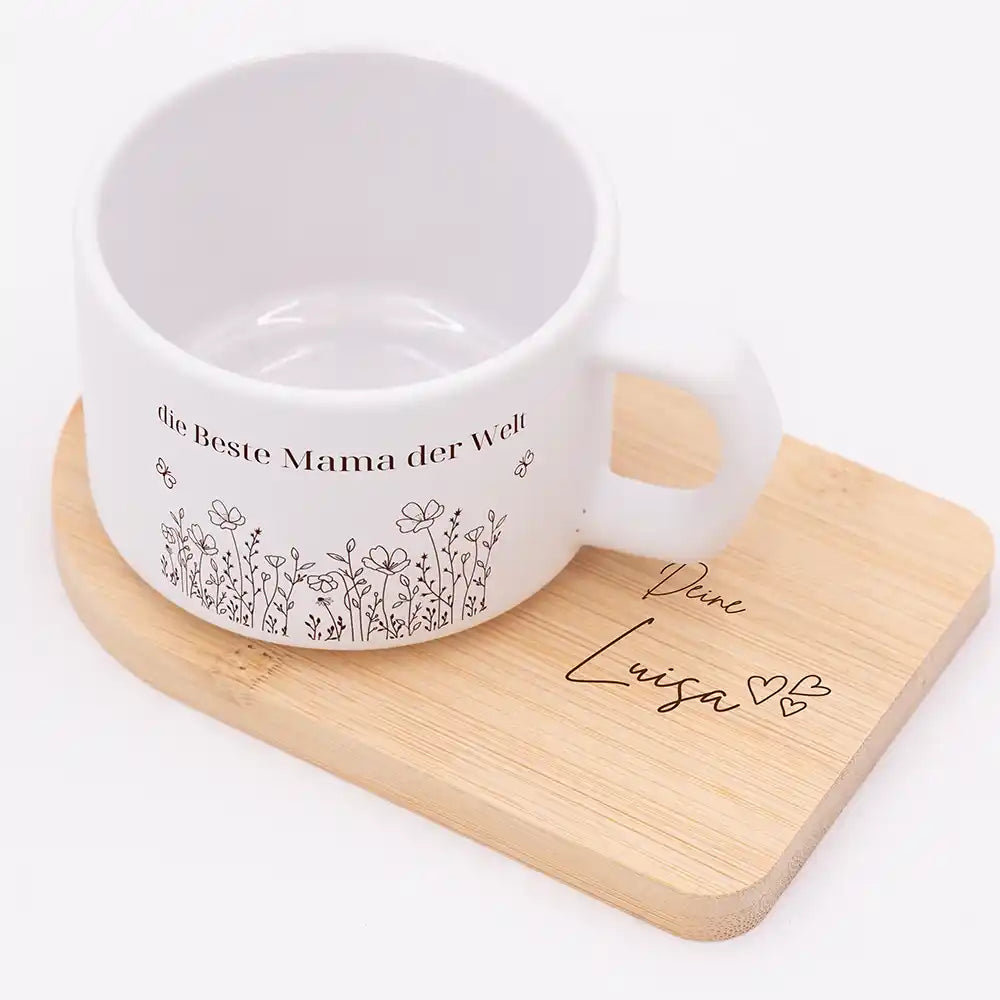 Muttertagsgeschenk Keramikbecher Blumenwiese Beste Mama – matter Keramikbecher personalisiert mit Bambus-Untersetzer Gravur