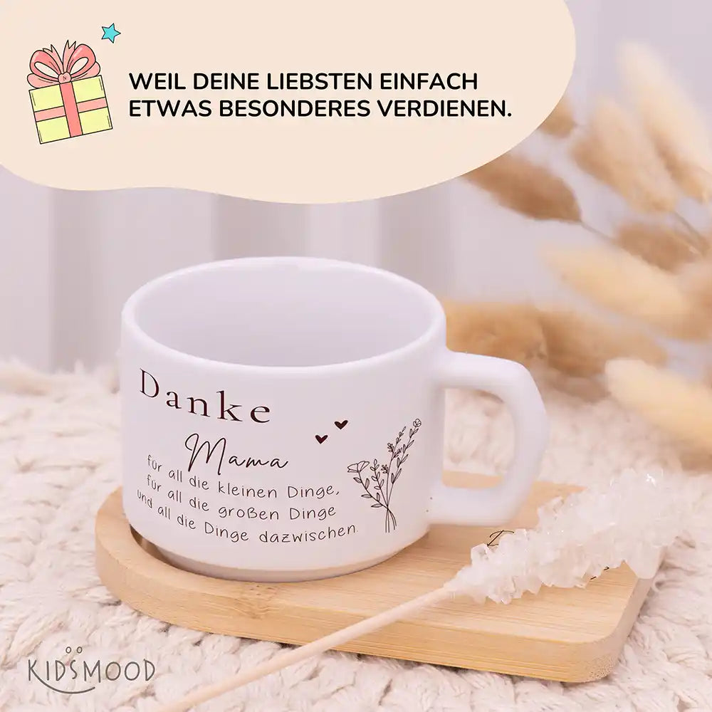 Keramiktasse made in Hamburg Danke Mama mit Wildblumenstrauß – Bambus-Untersetzer personalisiert