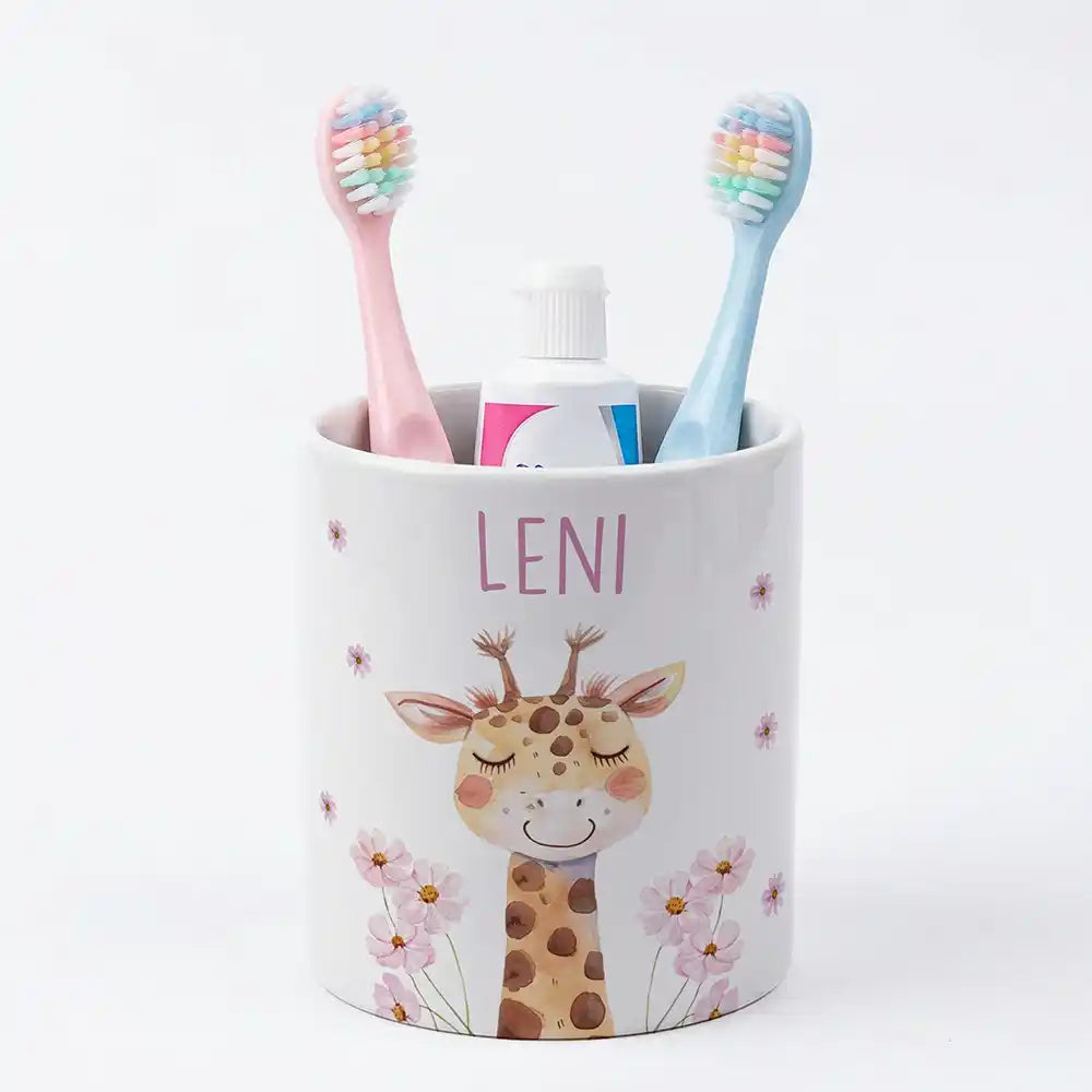 Kidsmood - Familienbetrieb aus Hamburg - Personalisierter Stiftehalter Giraffe Blumen