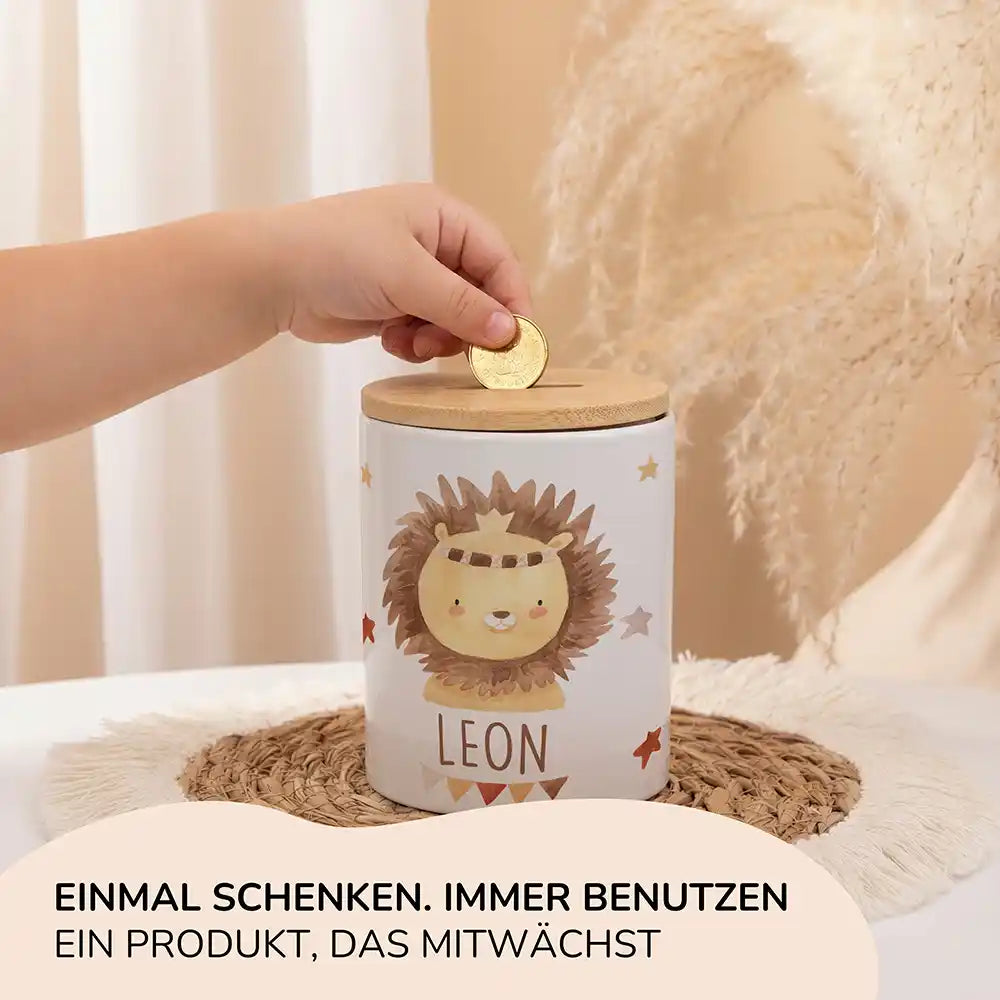 Personalisierte Spardose Löwe Boho – Keramik & Bambus mit Wunschname