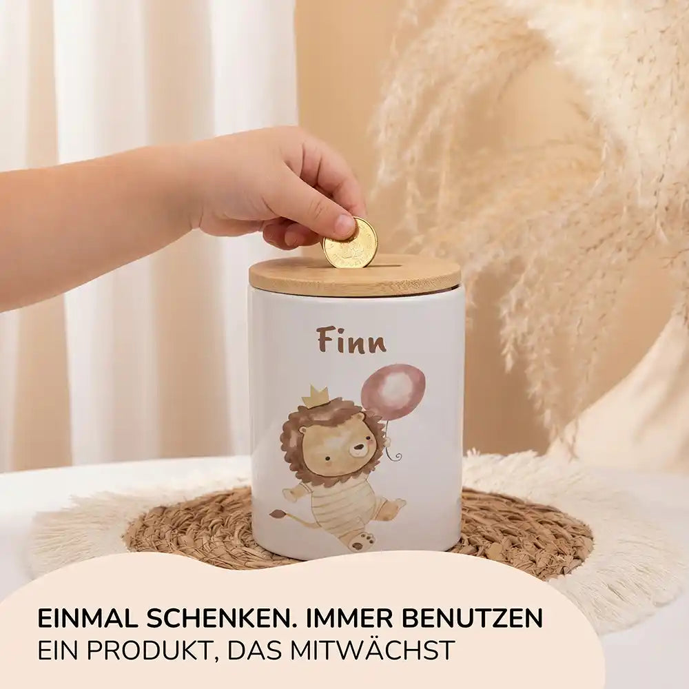 Personalisierte Spardose Löwe Geburtstag – Keramik & Bambus mit Wunschname