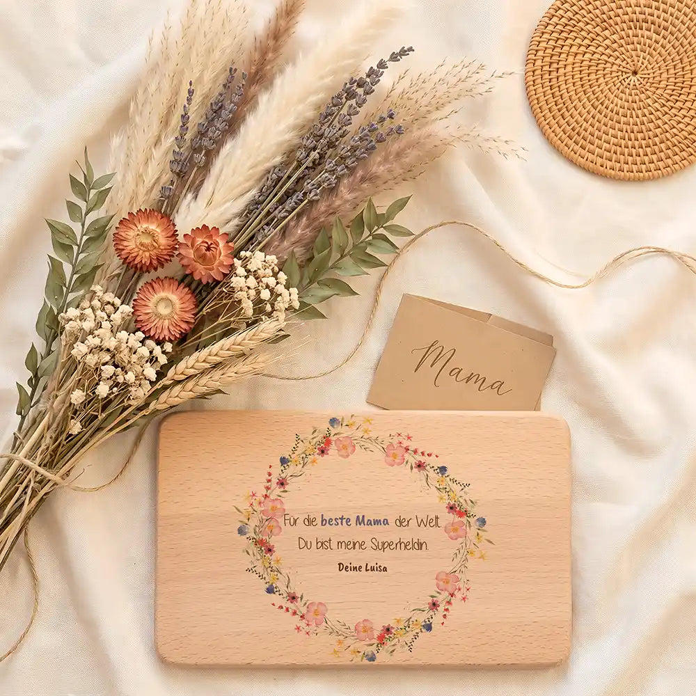 Personalisiertes Frühstücksbrettchen Muttertag Wildblumenkranz Beste Mama – Personalisierungs-Detail des Wunschnamens