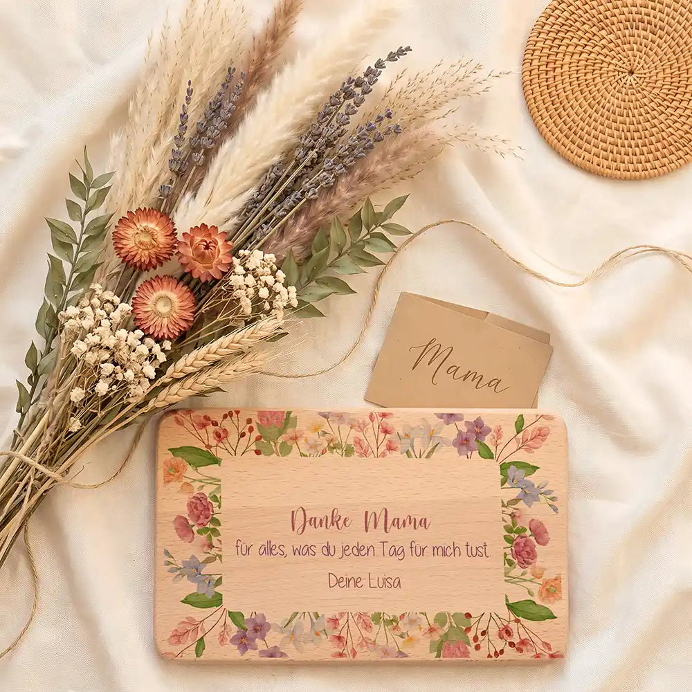 Personalisiertes Frühstücksbrettchen Muttertag Danke Mama Blütenrahmen – Personalisierungs-Detail des Wunschnamens