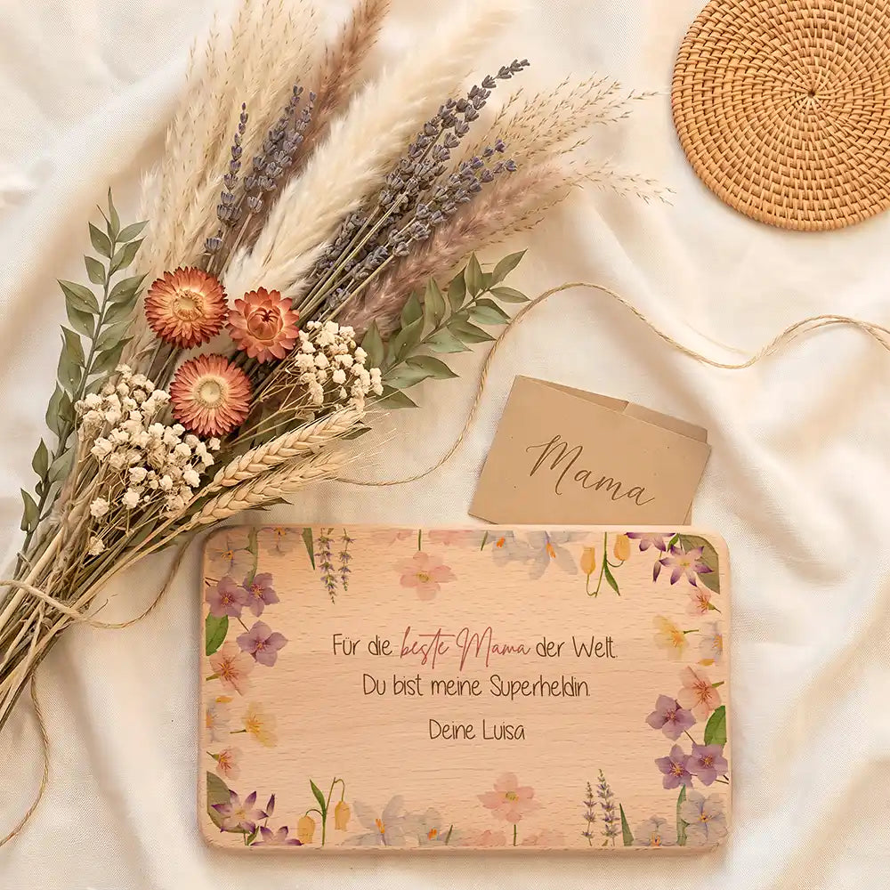 Personalisiertes Frühstücksbrettchen Muttertag Beste Mama Blütenstreuung – Personalisierungs-Detail des Wunschnamens