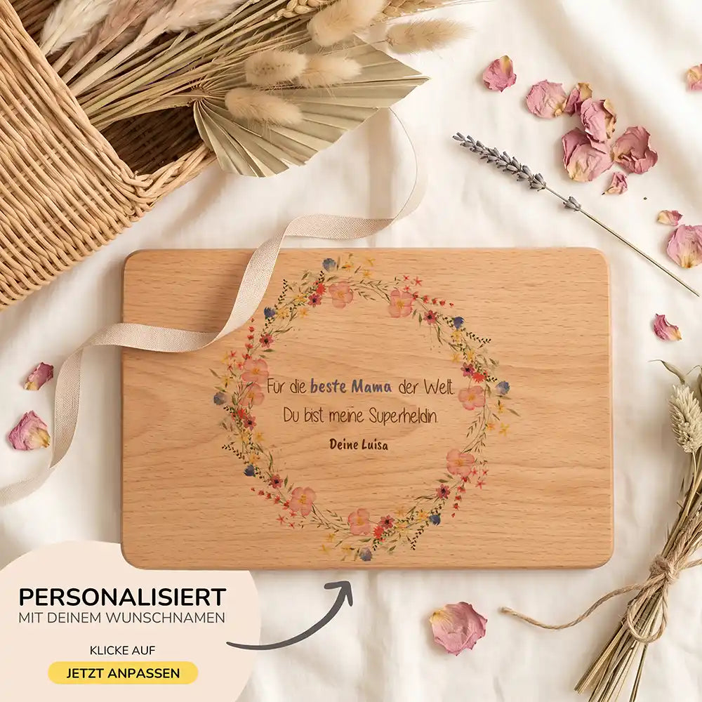 Personalisiertes Frühstücksbrettchen Muttertag Wildblumenkranz Beste Mama – in der Hand gehalten Lifestyle
