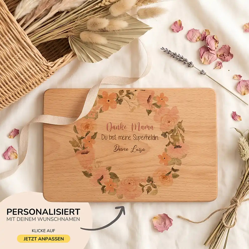 Personalisiertes Frühstücksbrettchen Muttertag Danke Mama Rosenkranz – in der Hand gehalten Lifestyle